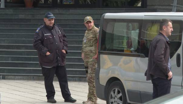 Traju pretresi nakon hapšenja ministra Lučića