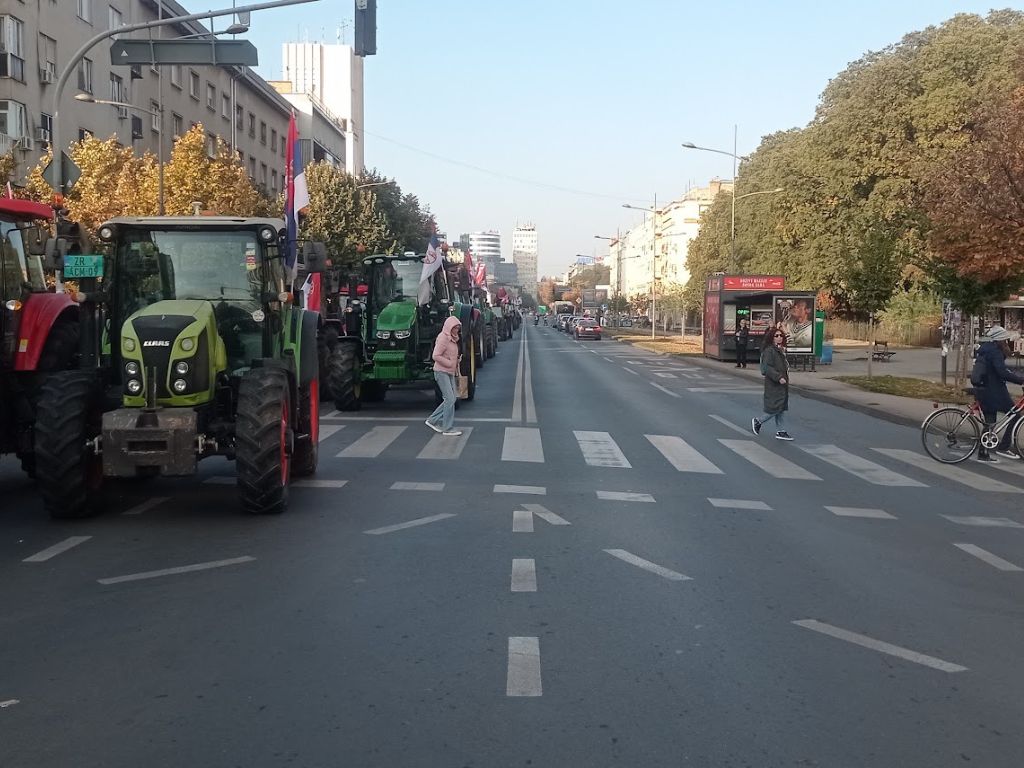 Traktori stigli u Novi Sad pod policijskom pratnjom uoči skupa SNS-a