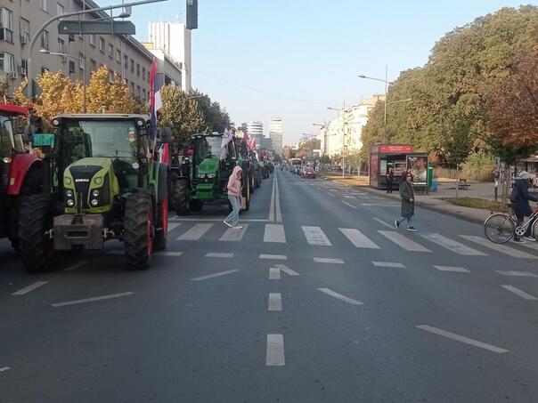 Traktori stigli u Novi Sad pod policijskom pratnjom uoči skupa SNS-a