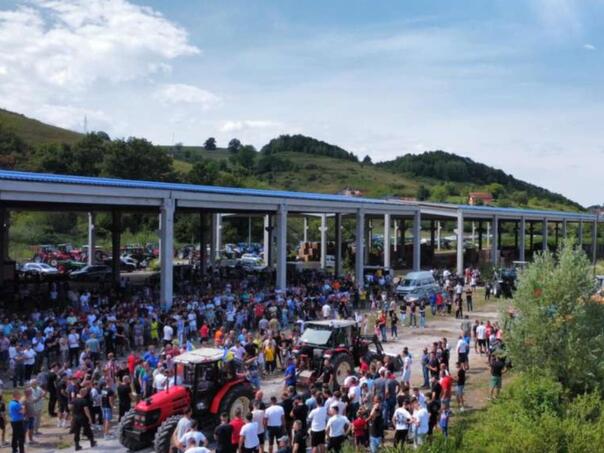 Traktorijada u Bužimu okupila poljoprivrednike: Preko 1500 učesnika i 400 traktora