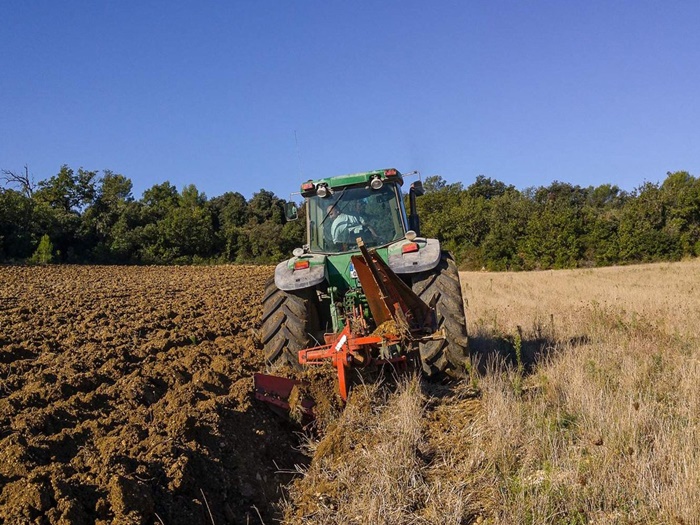 Traktorista u Brčkom prignječen dok je orao njivu
