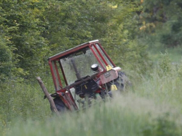 Traktorom sletio s ceste u Kostajnici i poginuo