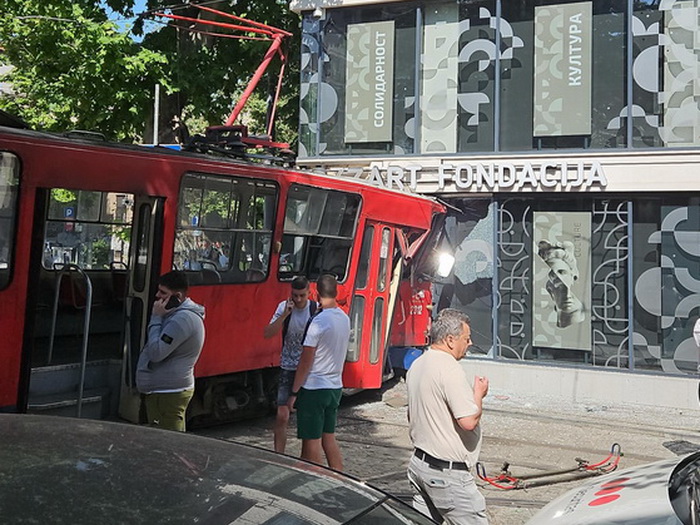 Tramvaj iskočio iz šina u Beogradu i udario u zgradu: 13 povrijeđenih