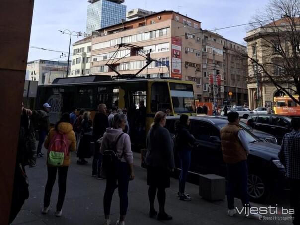 Tramvaji u Sarajevu obustavljeni zbog parkiranih vozila na šinama