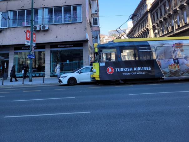 Tramvajski saobraćaj u zastoju na relaciji Čengić Vila-Baščaršija zbog udesa