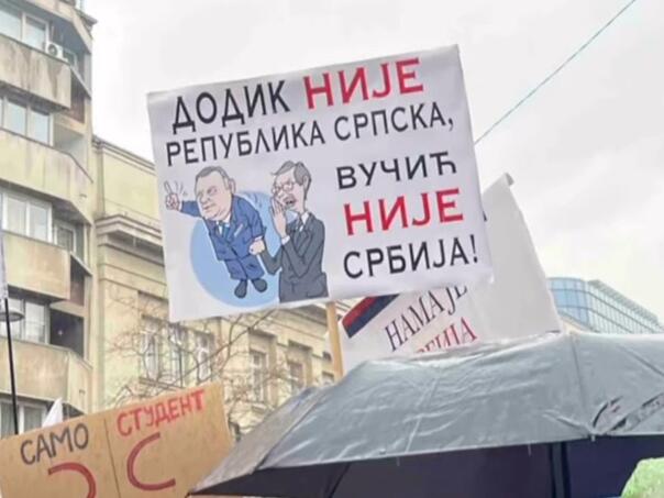 Transparent sa porukom o Vučiću i Dodiku izazvao pažnju na protestima