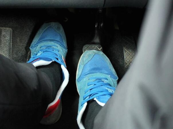 Treba li pritiskati kvačilo ili ne kad palimo auto?