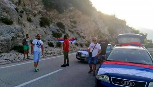 Trebinjci blokirali put prema Crnoj Gori, ne daju ljudima na izbore