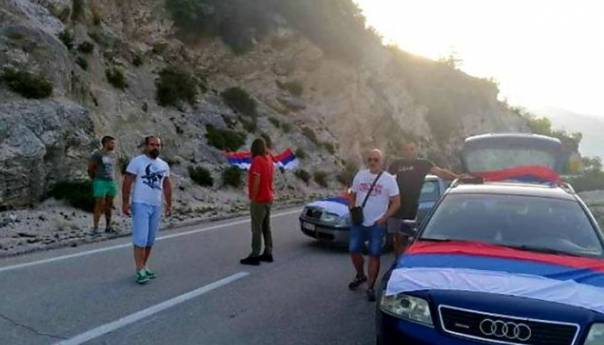 Trebinjci blokirali put prema Crnoj Gori, ne daju ljudima na izbore