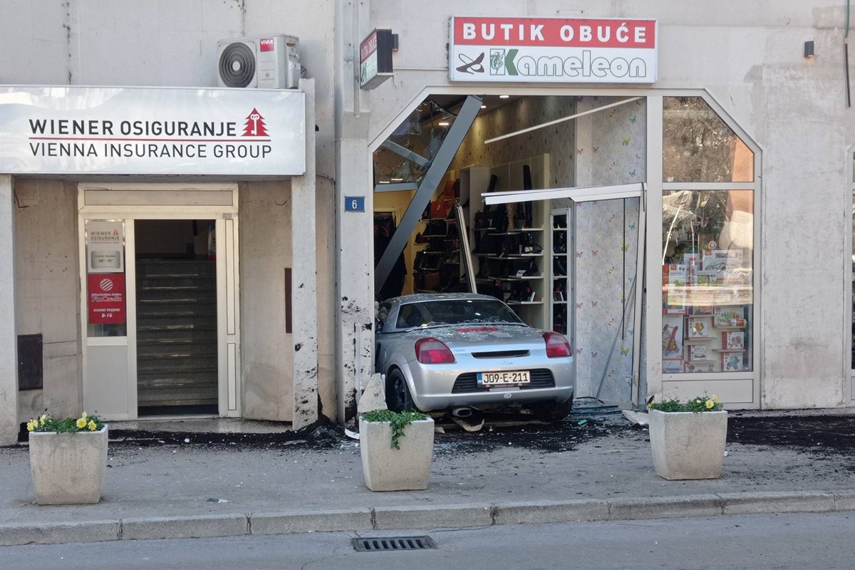 Trebinje: Automobilom uletio u butik, nema povrijeđenih