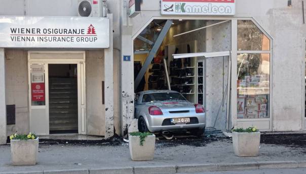 Trebinje: Automobilom uletio u butik, nema povrijeđenih
