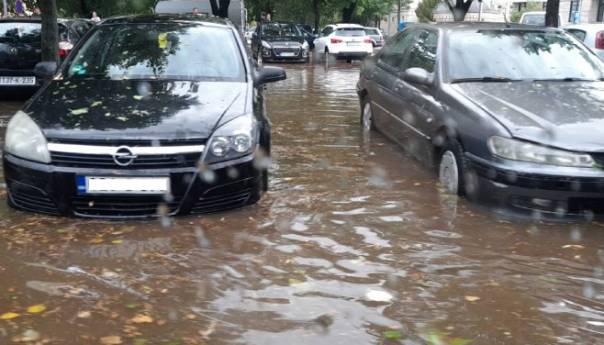 Trebinje zahvatilo olujno nevrijeme, ulice pod vodom