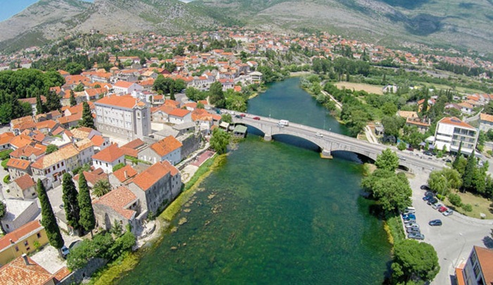Trebinje: Zbog nenošenja maski i rukavica kažnjeni sa po 500 KM