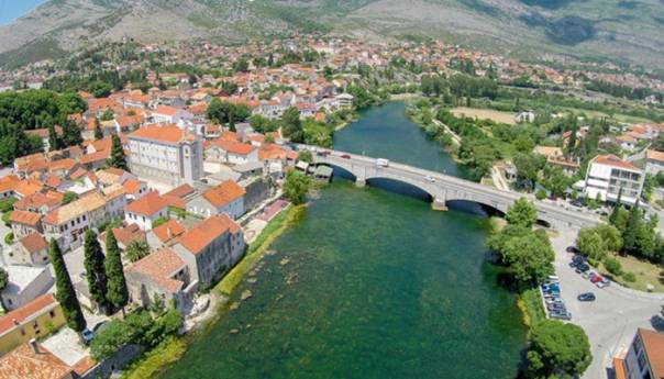 Trebinje: Zbog nenošenja maski i rukavica kažnjeni sa po 500 KM