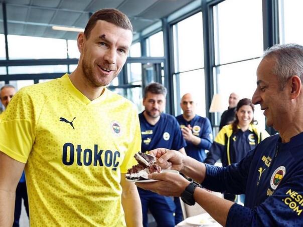 Trener počastio Džeku kolačem uoči derbija