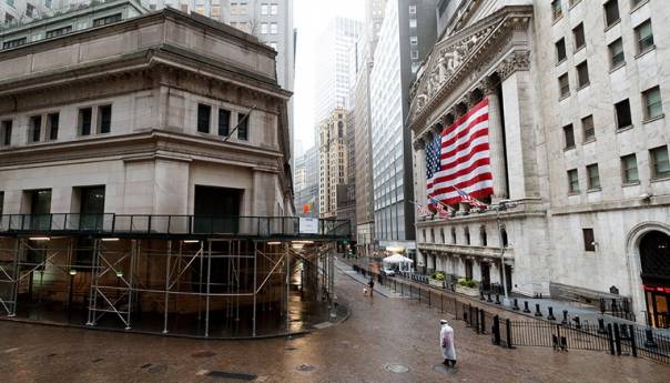 Trgovine prekrivene daskama, zatvoreni restorani i prazni uredski prostori