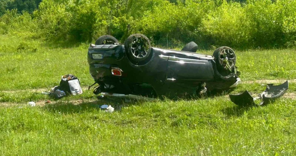 Tri automobila sudarila se kod kasarne na Manjači, jedan se prevrnuo