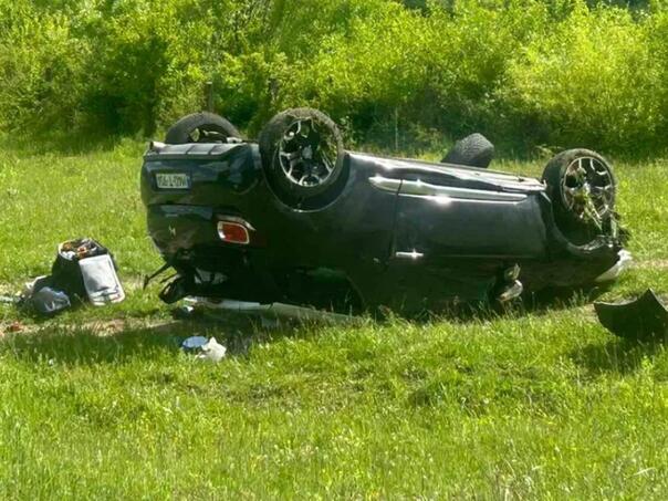 Tri automobila sudarila se kod kasarne na Manjači, jedan se prevrnuo