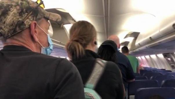 Tri avio kompanije uvele obavezno nošenje FFP2 maski tokom leta