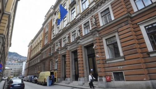 Tri doktora i medicinska sestra iz KS osuđeni na zatvorske kazne zbog korupcije