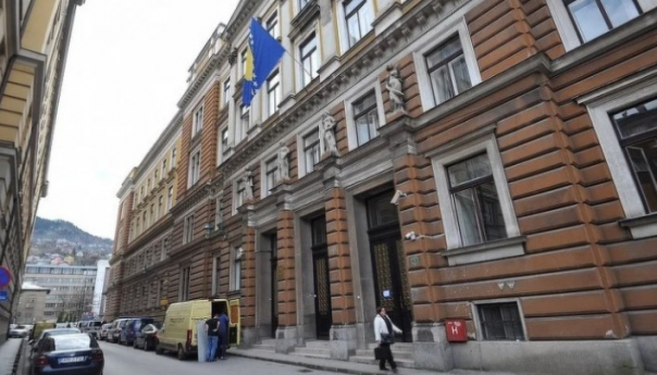 Tri doktora i medicinska sestra iz KS osuđeni na zatvorske kazne zbog korupcije