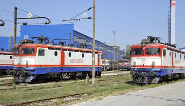 Tri maloljetnika se penjala na voz, udarila ih struja