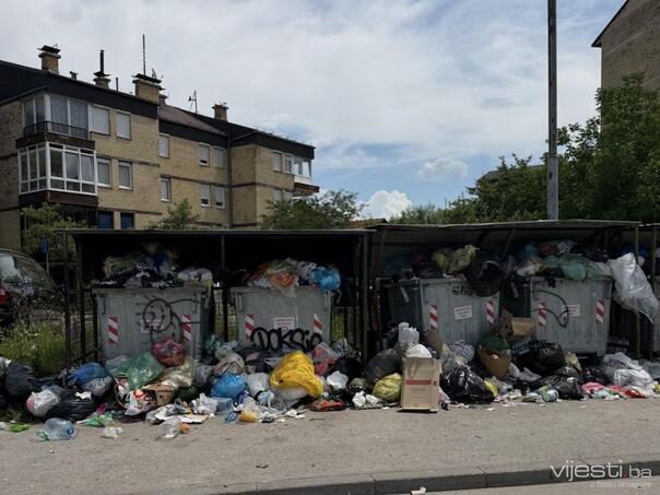 Tri mjeseca, ista sramotna slika: Smeće se gomila u ulici u Otesu