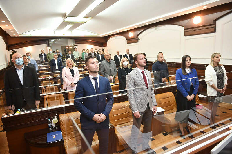 Tri odbornika u Skupštini Banje Luke zaražena koronom, sjednice odgođene do daljnjeg