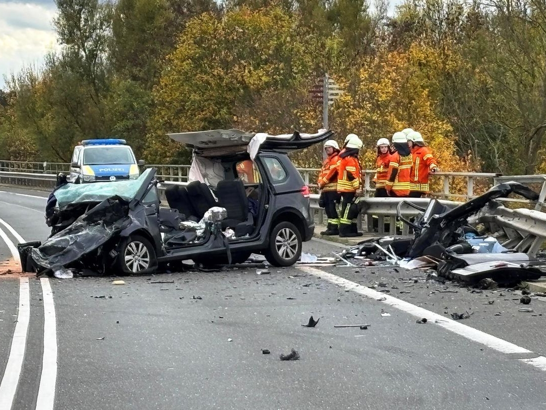 Tri osobe poginule u saobraćajnoj nesreći, automobil završio u kanalu