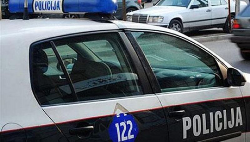 Tri osobe pokrale uposlenika brze pošte