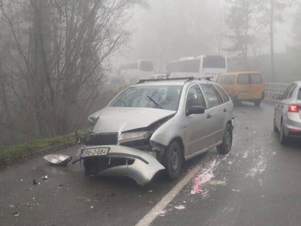 Tri osobe povrijeđene u saobraćajnoj nesreći kod Tuzle