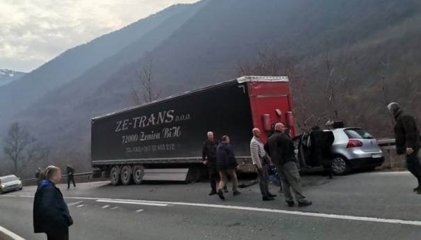 Tri osobe povrijeđene u sudaru kod Zenice