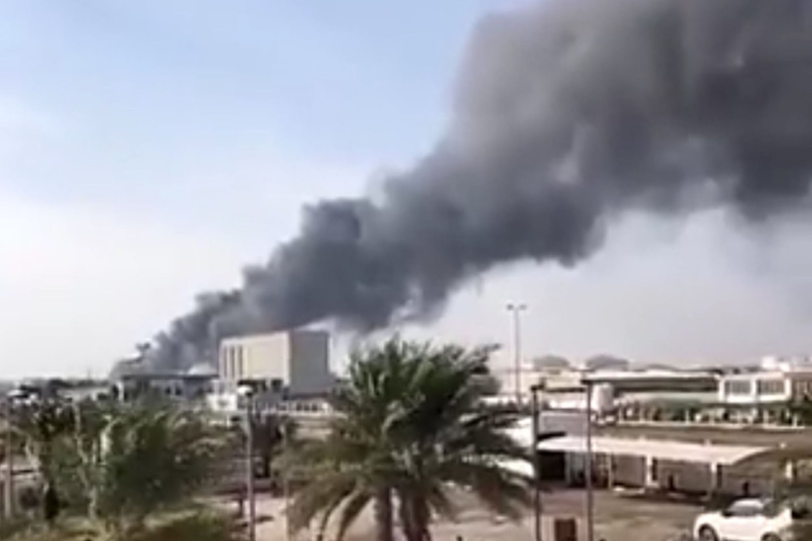 Tri osobe ubijene, šest ranjeno u eksploziji tri naftne cisterne u Abu Dabiju