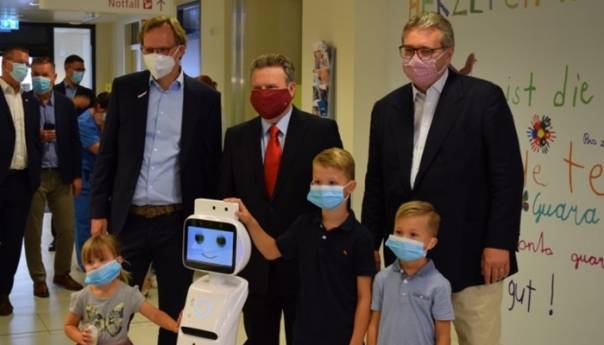 Tri zdravstvena robota u dječijoj ambulanti bolnice Floridsdorf