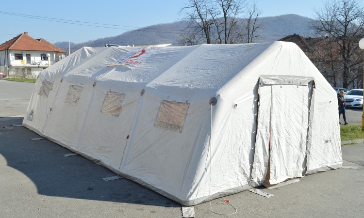 Trijažni šator postavljen u krugu kliničkog centra u Tuzli