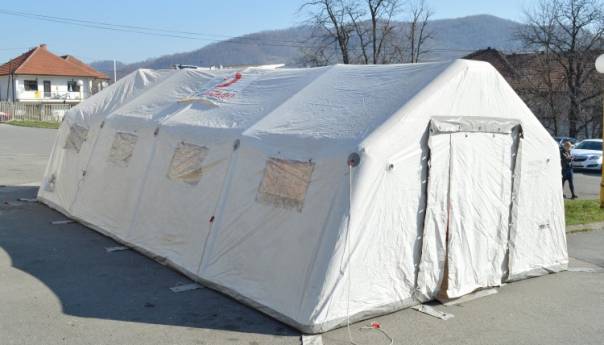 Trijažni šator postavljen u krugu kliničkog centra u Tuzli