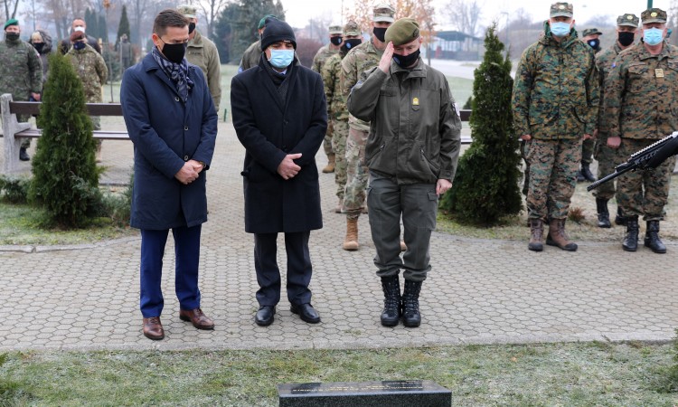 Trischak na ceremoniji otkrivanja spomenika poginulim vojnicima u ratu u BiH