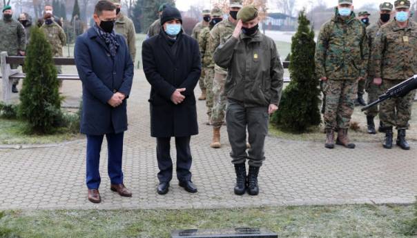 Trischak na ceremoniji otkrivanja spomenika poginulim vojnicima u ratu u BiH