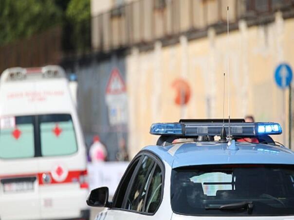 Tročlana porodica u Italiji sletjela u more, bore se za život majke i sina (6)