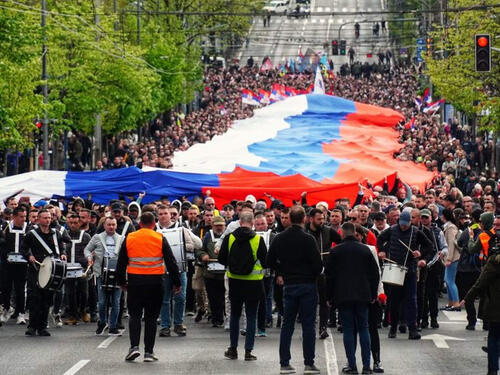 Trodnevni skup vlasti u Beogradu počeo defileom zastava i nastupom trubača