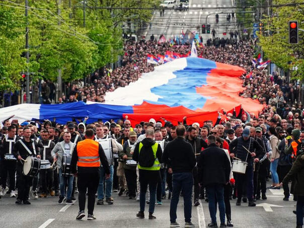 Trodnevni skup vlasti u Beogradu počeo defileom zastava i nastupom trubača