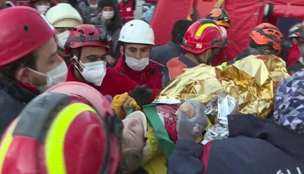 Trogodišnja djevojčica spašena iz ruševina 65 sati nakon potresa u Izmiru