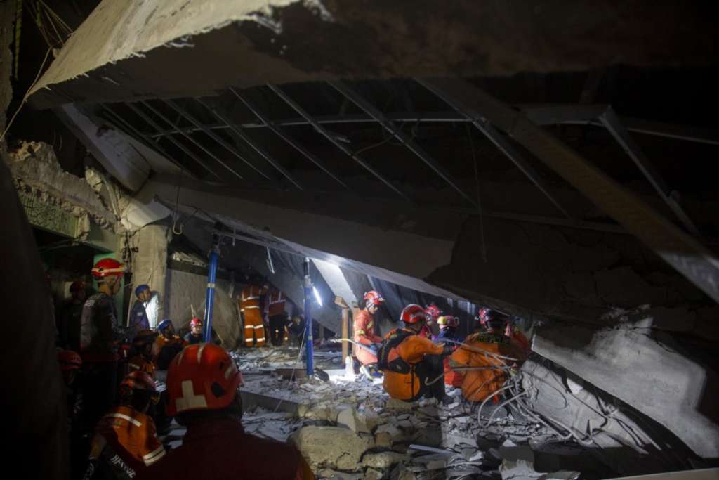 Troje poginulih u urušavanju škole u Indoneziji, više od 80 povrijeđenih