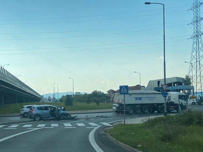 Troje povrijeđeno u teškoj saobraćajnoj nesreći na kružnom toku Bačići