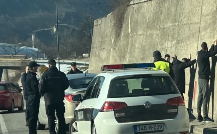 Trojica muškaraca kraj puta odbacili vreću punu marihuane