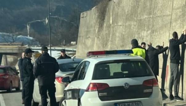 Trojica muškaraca kraj puta odbacili vreću punu marihuane