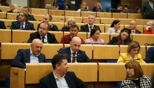 Trojka zbog HDZ-a odustala od Južne interkonekcije, a zbog sebe od antikorupcionih zakona