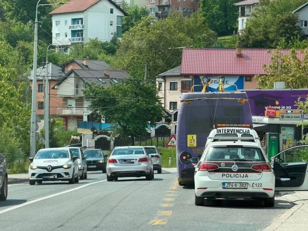 Kontaktna trolejbuska mreža pala na automobil