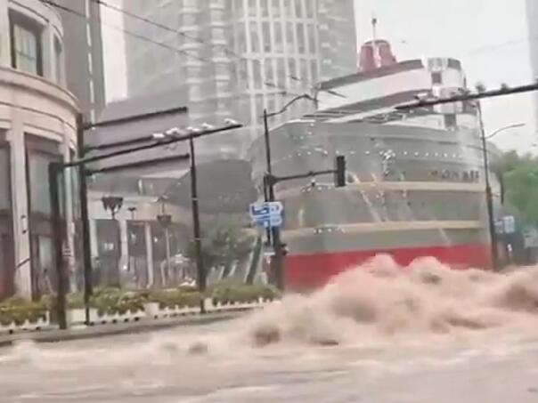 Tropska oluja opustošila Šangaj: Obustavljeno stotine letova, upozorenja i za tsunami