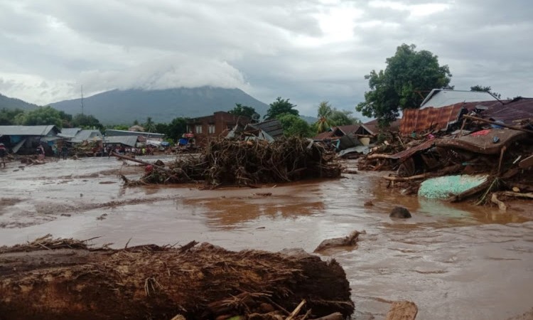 Tropski ciklon u Indoneziji izazvao poplave i klizišta, 128 poginulih